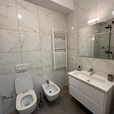 Spacious 2-bedroom Near Center