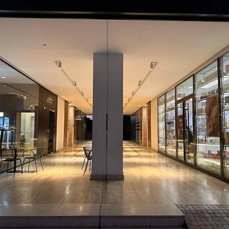 Spacious 2-bedroom Near Center *