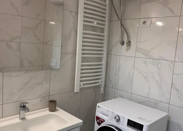 Spacious 2-bedroom Near Center Apartman *