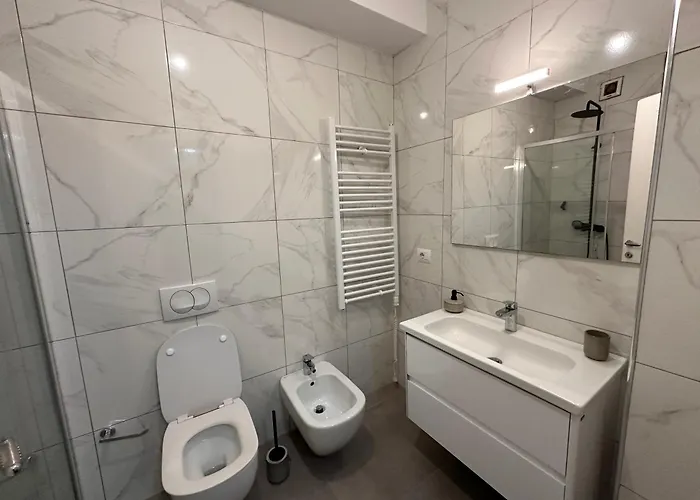 Spacious 2-bedroom Near Center