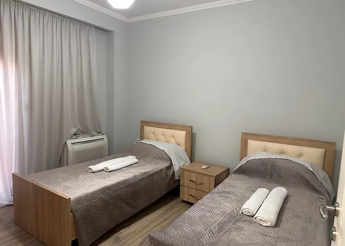 Spacious 2-bedroom Near Center Apartman *