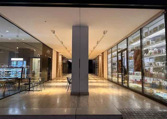 Spacious 2-bedroom Near Center *