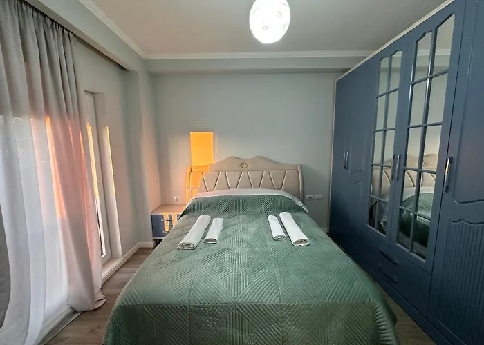 Spacious 2-bedroom Near Center *