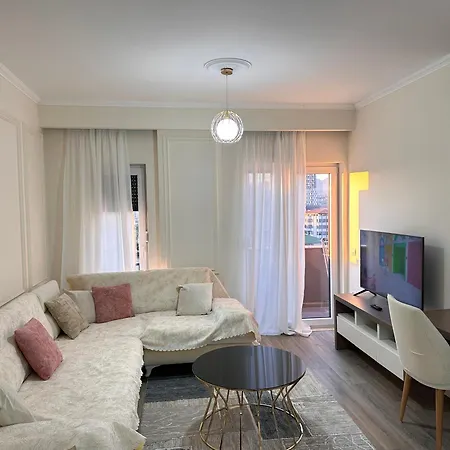 Spacious 2-bedroom Near Center Apartment *